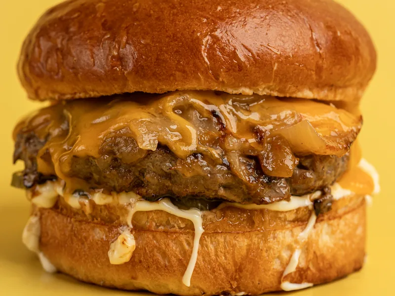 Ərimiş pendirli, şirəli dana ətli real burger, sarı fonda